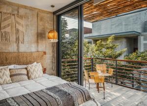 En eller flere senger på et rom på Luxury 2BR Penthouse Tulum Private Pool Cenote + 37 bilder