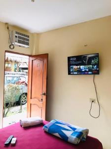 En TV eller et underholdningssystem på Hostal Tierra y Mar