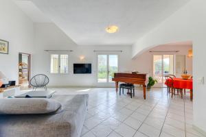 ein Wohnzimmer mit Sofa und Klavier in der Unterkunft Villa Tourrettes in Tourrettes-sur-Loup