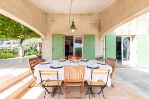 ein Esszimmer mit einem Tisch und Stühlen in der Unterkunft Villa Tourrettes in Tourrettes-sur-Loup