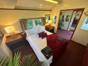 Carriageway Retreat - Unique Red Rattler Carriages and Units客房内的一张或多张床位