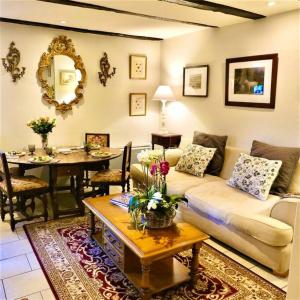 uma sala de estar com um sofá e uma mesa em Sarlat Town House, gîte de charme em Sarlat-la-Canéda