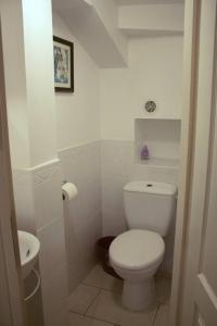 uma casa de banho branca com um WC e um lavatório em Sarlat Town House, gîte de charme em Sarlat-la-Canéda