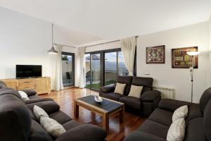 ein Wohnzimmer mit Sofa und Tisch in der Unterkunft Casa en Granada zona residencial El Serrallo in Granada