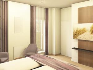 een slaapkamer met een bed, een stoel en een raam bij Aparthaus am Münster in Bad Doberan