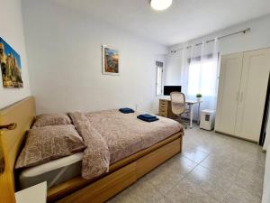 a bedroom with a bed and a desk in it at Comfy Apartment With a Castle View in Cullera