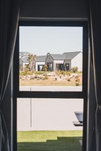 einen Blick durch ein Fenster eines Hauses in der Unterkunft The winelands in Kapstadt