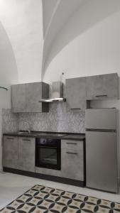 eine Küche mit einem Herd und einem Kühlschrank in der Unterkunft Dimora Collina 3 in Sannicola