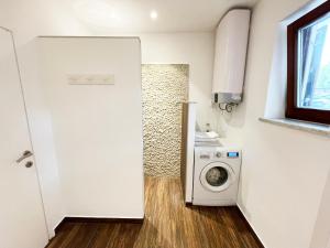Kuchyň nebo kuchyňský kout v ubytování Apartments Monika & Breakfast Baskets 236