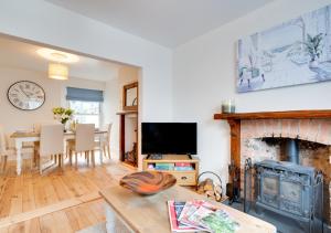 uma sala de estar com uma lareira e uma mesa em Karrys em Lynmouth