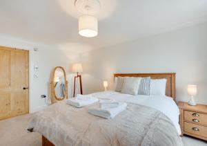 1 dormitorio con 1 cama grande y toallas. en Karrys, en Lynmouth