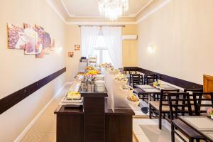 długi stół z jedzeniem w restauracji w obiekcie Hotel Bijou Roof Terrace we Florencji +37 zdjęć