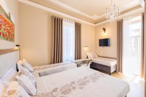 Pokój hotelowy z 2 łóżkami i żyrandolem w obiekcie Hotel Bijou Roof Terrace we Florencji