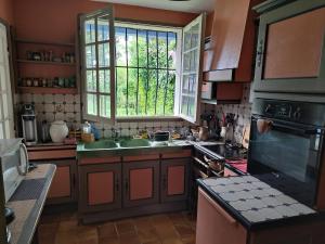 Кухня или мини-кухня в La longère aux cèdres bleus pour les JO 2024
