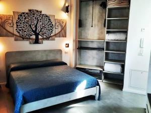 la suite oasi di relax e comfort IUN R1091 في أوريستانو: غرفة نوم بسرير مع صورة شجرة على الحائط