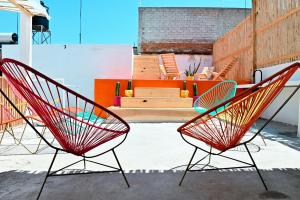 um par de cadeiras sentadas num pátio em Maka Hostel em Oaxaca City