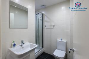 Ένα μπάνιο στο Syster Properties Leicester LE3 Comfy Casa Stay with Free Parking in Quiet Area +28 φωτογραφίες