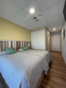 ein Schlafzimmer mit einem großen Bett in einem Zimmer in der Unterkunft Casa Costoya in Arzúa
