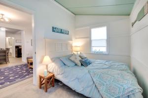Postel nebo postele na pokoji v ubytování Walk to Lake Nautical Akron Cottage with Deck!