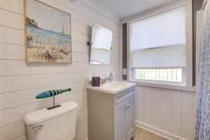 Koupelna v ubytování Walk to Lake Nautical Akron Cottage with Deck! + 21 fotografií