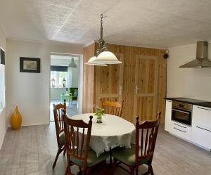 eine Küche und ein Esszimmer mit Tisch und Stühlen in der Unterkunft nyaraló emberi in Szuhogy
