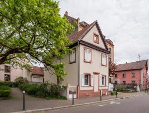 a house on the side of a street at Le Fournil - WiFi - Séjournez à proximité de tout in Schiltigheim