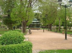a park with a bench and a gazebo at Pensão Residencial Luanda in Tomar