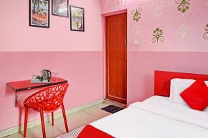 um quarto com uma cama, uma mesa e uma secretária em Flagship Star Guest House em Calcutá