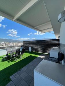 un patio con sillas y mesas en la azotea en Loft Spa Greece - Enjoy our Jacuzzi, en Kalamata