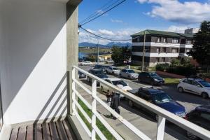 un grupo de personas de pie en un balcón de un edificio en Gente del Sur - Onas en Ushuaia