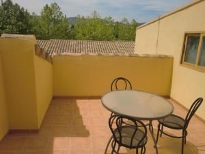 d'une terrasse avec une table et des chaises sur un balcon. dans l'établissement Hotel Gasaqui, à Ayelo de Malferit