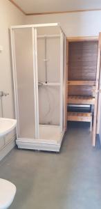 een badkamer met een douche en een toilet bij Vuolteentie in Kauhajoki