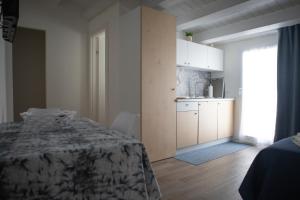een kamer met een tafel en een keuken met een raam bij CASA MAIOLICA in Modica