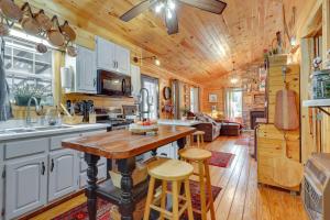 une cuisine avec un plafond en bois et une table en bois dans l'établissement Pet-Friendly Haleyville Cabin Rental with Kayaks!, à Haleyville