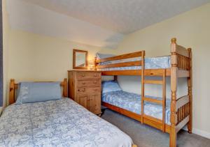 1 Schlafzimmer mit 2 Etagenbetten und einer Kommode in der Unterkunft Pusehill Cottage in Westward Ho