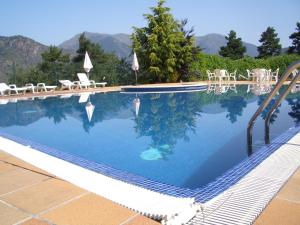 A piscina em ou perto de Coma Bella