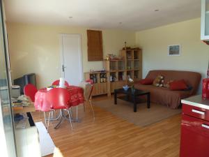 ein Wohnzimmer mit einem Sofa und einem Tisch in der Unterkunft Iris Caromb in Caromb