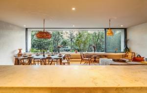 Area soggiorno di Panoramic 3BR PH with Private Pool