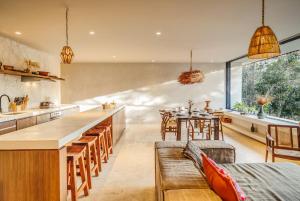 Area soggiorno di Panoramic 3BR PH with Private Pool
