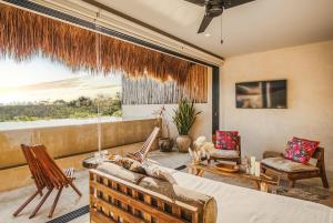 Area soggiorno di Panoramic 3BR PH with Private Pool