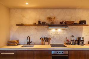 Cucina o angolo cottura di Panoramic 3BR PH with Private Pool