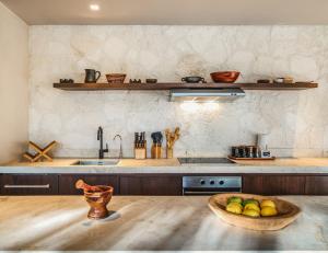 Cucina o angolo cottura di Panoramic 3BR PH with Private Pool