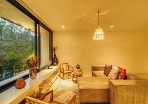 Area soggiorno di Panoramic 3BR PH with Private Pool