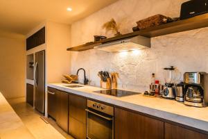 Cucina o angolo cottura di Panoramic 3BR PH with Private Pool