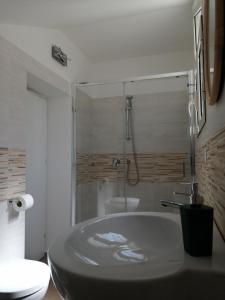 Kúpeľňa v ubytovaní Villa Vita - Monolocale con giardino