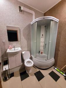 W łazience znajduje się prysznic, toaleta i umywalka. w obiekcie GuestHouse w Piasecznie