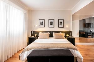 ein Schlafzimmer mit einem großen Bett und zwei Nachttischen in der Unterkunft Principado Downtown in Buenos Aires