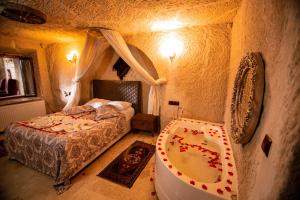 恰烏辛的住宿－Katapa Special Cave，一间卧室配有一张床和浴缸
