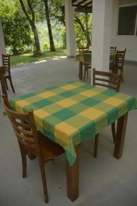 a table with a green and yellow checkered at Leon Hilltop Resort in Kitulgala