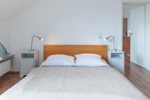 a bedroom with a large bed with two night stands at Lütte Brise in Olsdorf